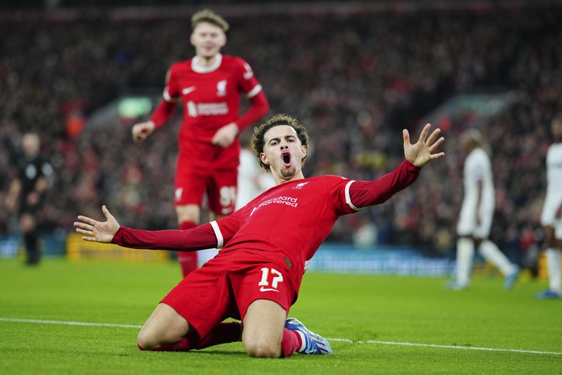 Curtis Jones, de Liverpool, festeja tras marcar el quinto tanto de su club ante West Ham, en un duelo de la Copa de la Liga, disputado el miércole 20 de diciembre de 2023 (AP Foto/Jon Super)