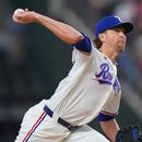 Jacob deGrom, de los Rangers de Texas, lanza en el duelo ante los Orioles de Baltimore, el sábado 8 de agosto de 2026 (AP Foto/LM Otero)