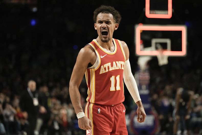 Trae Young, de los Hawks de Atlanta, festeja la victoria sobre el Magic de Orlando en un encuentro de la NBA, disputado el jueves 9 de noviembre de 2023 en Ciudad de México (AP Foto/Eduardo Verdugo)