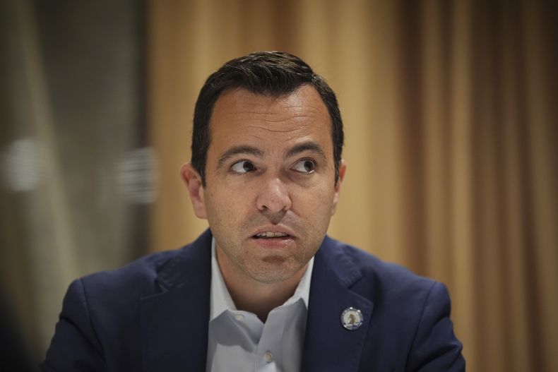 El fiscal general de Nueva Jersey, Matt Platkin, habla durante una entrevista con The Associated Press, el 21 de noviembre de 2024, en Filadelfia. (Foto AP/Matt Slocum, archivo)
