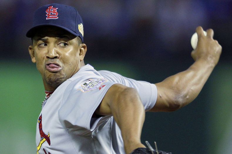 ARCHIVO - El relevista de los Cardenales de San Luis, Octavio Dotel, en un juego contra los Rangers de Texas, el lunes 24 de octubre de 2011, en Arlington, Texas. Dotel es una de las 44 personas que murieron al derrumbarse el techo de una discoteca en la capital de República Dominicana donde políticos, deportistas y otros asistían a un concierto de merengue, informaron las autoridades el 8 de abril de 2025. (AP Foto/Matt Slocum, Archivo)