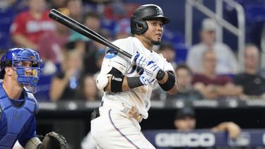 Luis Arráez de los Marlins de Miami conecta un sencillo ante los Cachorros de Chicago, el domingo 30 de abril de 2023. en Miami. (AP Photo/Marta Lavandier)