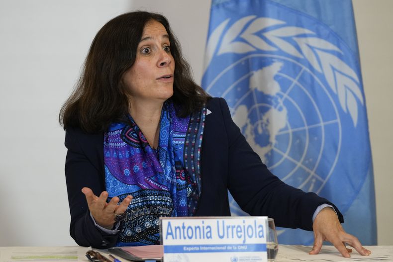 Antonia Urrejola, delegada por el Consejo de Derechos Humanos de la ONU, en una conferencia de prensa en Bogotá, Colombia, el jueves 4 de diciembre de 2023. Urrejola, experta internacional de derechos humanos de la ONU, está en Colombia con el mandato del Consejo de identificar obstáculos en la implementación del acuerdo de paz de 2016. (AP Foto/Fernando Vergara)