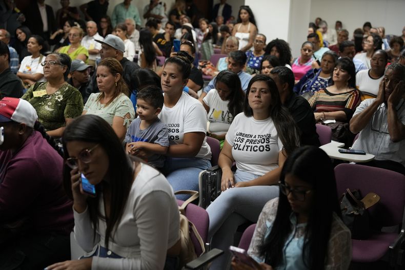 La gente asiste a una reunión con grupos locales de derechos humanos que brindan orientación a familiares cuyos parientes fueron detenidos durante una represión gubernamental en respuesta a las protestas antigubernamentales que estallaron en todo el país después de que el presidente Nicolás Maduro fuera declarado ganador en medio de acusaciones de fraude, en Caracas, Venezuela, el jueves 15 de agosto de 2024. (AP Foto/Ariana Cubillos)