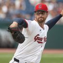 El lanzador abridor de los Guardianes de Cleveland, Foster Griffin, hace un lanzamiento contra los Mets de Nueva York durante la primera entrada de un partido de béisbol, el jueves 6 de agosto de 2026, en Cleveland. (Foto AP/Phil Long)