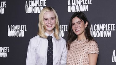 Elle Fanning, izquierda, y Monica Barbaro posan al llegar a la sesión fotográfica de la película A Complete Unknown, en Londres, el lunes 16 de diciembre de 2024. (Foto Scott A Garfitt/Invision/AP)