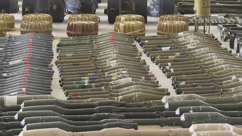 Granadas autopropulsadas, se cree que modelos F-7 de fabricación norcoreana, muchas de ellas con una característica línea roja, se ven en una base militar israelí el domingo 15 de octubre de 2023. Los combatientes de Hamas probablemente emplearon armas norcoreanas en su ataque del 7 de octubre a Israel, según muestran videos y armas confiscadas por Israel, pese a las afirmaciones de Pyongyang de que no vende armas al grupo miliciano. (AP Foto/ Alon Bernstein)