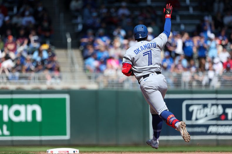 Kazuma Okamoto de los Azulejos de Toronto corre las bases tras batear un jonrón en la sexta entrada ante los Mellizos de Minnesota el sábado 2 de mayo del 2026. (AP Foto/Matt Krohn)