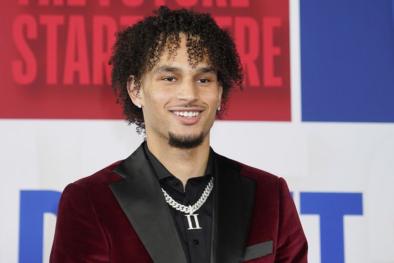 Dereck Lively II llega al Barclays Center antes del Draft de la NBA el jueves 22 de junio del 2023. (AP Foto/John Minchillo)