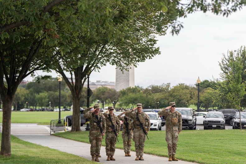 Efectivos de la Guardia Nacional saludan mientras la caravana del presidente Donald Trump pasa en Washington el 20 de septiembre del 2025. (AP foto/Julia Demaree Nikhinson)