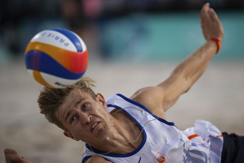 El holandés Steven van de Velde trata de levantar la pelota durante un duelo ante Noruega en el voleibol de playa de los Juegos Olímpicos, el viernes 2 de agosto de 2024, en París (AP Foto/Louise Delmotte)