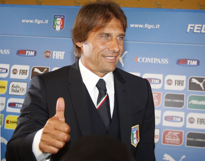El nuevo t&eacute;cnico de la selecci&oacute;n de Italia, Antonio Conte, saluda tras una conferencia de prensa el martes, 19 de agosto de 2014, en Roma. (AP Photo/Riccardo De Luca)