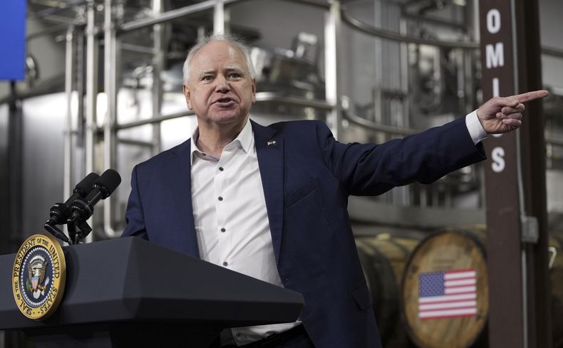 El gobernador Tim Walz, demócrata de Minnesota, habla ante el presidente Joe Biden en la cervecería Earth Rider Brewery, el 25 de enero de 2024, en Superior, Wisconsin. (Foto AP/Alex Brandon, Archivo)