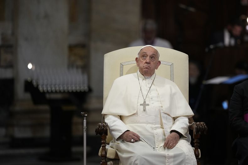 ARCHIVO - El papa Francisco asiste a una plegaria por la paz en la basílica de Santa María la Mayor en Roma, el domingo 6 de octubre de 2024. (AP Foto/Andrew Medichini, archivo)