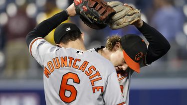Ryan Mountcastle y Gunar Henderson festejan la victoria de los Orioles de Baltimore sobre los Reales de Kansas City, el martes 2 de mayo de 2023 (AP Foto/Colin E. Braley)