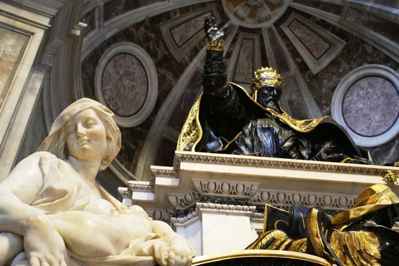 La restauración de la tumba del papa Urbano VIII es mostrada a los periodistas dentro de la Basílica de San Pedro, en el Vaticano, el viernes 11 de abril de 2025. (AP Foto/Gregorio Borgia)