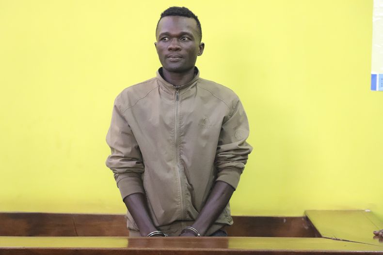 ARCHIVO - Collins Jumaisi Khalusha, principal sospechoso de asesinar y descuartizar a mujeres para luego arrojarlas a una cantera inundada, comparece ante un tribunal en Nairobi, Kenia, el 16 de julio de 2024. (AP Foto/Andrew Kasuku, Archivo)