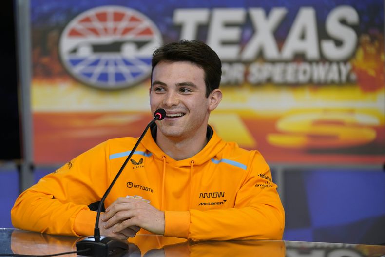 ARCHIVO - Foto del 15 de marzo del 2023, el piloto mexicano de McLaren en la IndyCar Pato OWard habla con reporters en el Texas Motor Speedway. El viernes 1 de marzo del 2023 OWard firma extensión de contrato con McLaren. (AP Foto/LM Otero, Archivo)