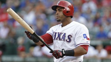 americateve | El jugador de los Rangers de Texas, Nelson Cruz, se prepara para batear en un partido contra Arizona el 1 de agosto de 2013 en Arlington, Texas. Cruz pact&oacute; con los Orioles de Baltimore el s&aacute;bado, 22 de febrero de 2014. (AP Photo/LM Otero)