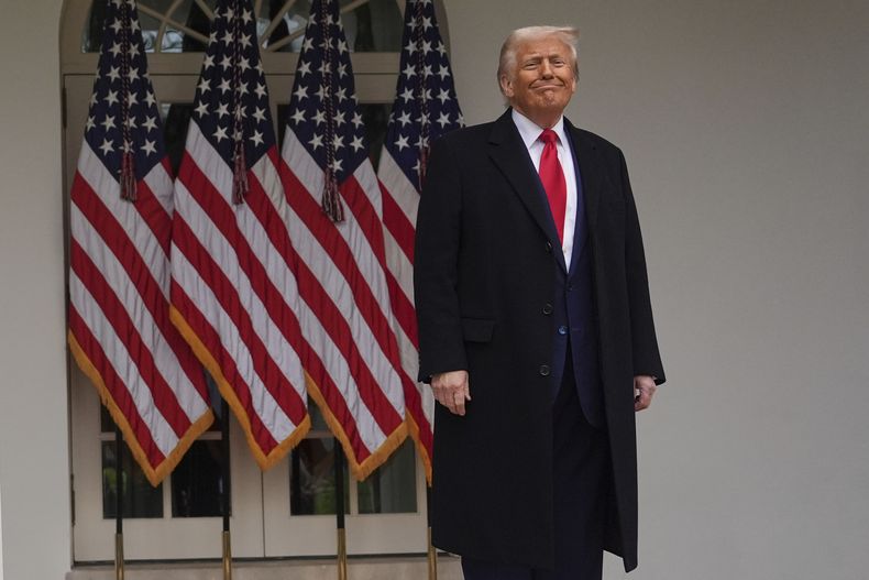 El presidente Donald Trump parte tras firmar una orden ejecutiva en un evento para anunciar nuevos aranceles, en la Rosaleda de la Casa Blanca, el miércoles 2 de abril de 2025, en Washington. (AP Foto/Evan Vucci)
