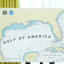 Un mapa con el nombre de Golfo de Estados Unidos, en la ceremonia de juramento del doctor Mehmet Oz como administrador de los Centros de Servicios de Medicare y Medicaid en la Oficina Oval de la Casa Blanca, el viernes 18 de abril de 2025, en Washington. (AP Foto/Alex Brandon)