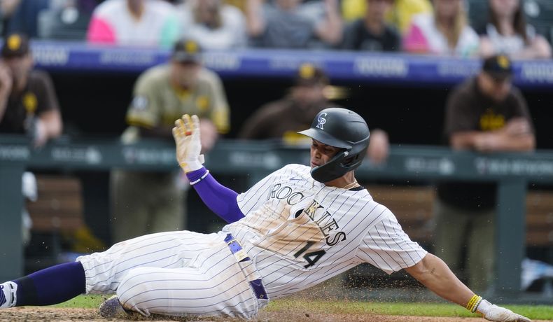 Ezequiel Tovar de los Rockies de Colorado anota la carrera del empate en un wild pitch del dominicano Wandy Peralta de los Padres de San Diego en la octava entrada del juego del jueve 25 de abril del 2024. (AP Foto/David Zalubowski)