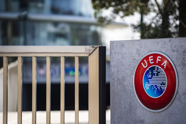 ARCHIVO - Foto del 17 de marzo del 2020, el lgo de la UEFA en las afueras de sus oficinas en Nyon, Suiza. (Jean-Christophe Bott/Keystone via AP)