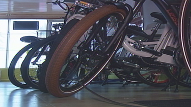 policia de miami dade esta busca a ladrones que robaron miles de dolares en bicicletas electricas