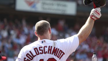 Paul Goldschmidt, de los Cardenales de San Luis, agradece la ovación de los fanáticos después de su tercer cuadrangular del partido, un jonrón solitario, en la novena entrada del juego de béisbol en contra de los Tigres de Detroit, el domingo 7 de mayo de 2023, en San Luis. (AP Foto/Tom Gannam)