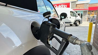 Un conductor llena el tanque de un vehículo en una gasolinería QuikTrip el martes 15 de septiembre de 2026, en Greenwood Village, Colorado. (AP Foto/David Zalubowski)