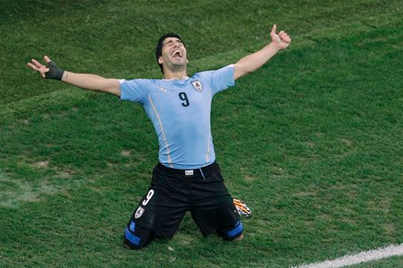 Luis Suárez marcó dos veces la ventaja para el equipo charrúa que vence 2-1 a la selección inglesa y se ilusiona con la clasificación a los octavos de final de la Copa del Mundo de Brasil 2014