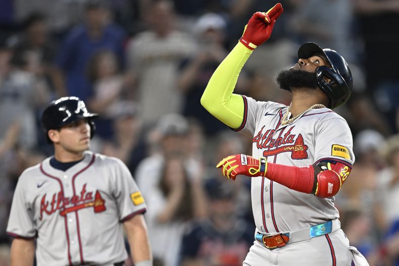 Marcell Ozuna de los Bravos de Atlanta celebra su jonrón de dos carreras en la octava entrada ante los Nacionales de Washington el jueves 6 de junio del 2024. (AP Foto/John McDonnell)