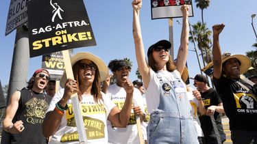 Las actrices en huelga Jennifer Leigh Warren, izquierda, y Emily Kincaid, derecha, se manifiestan fuera de los estudois de Netflix el 17 de octubre de 2023, en Los Ángeles. (Foto AP/Chris Pizzello)