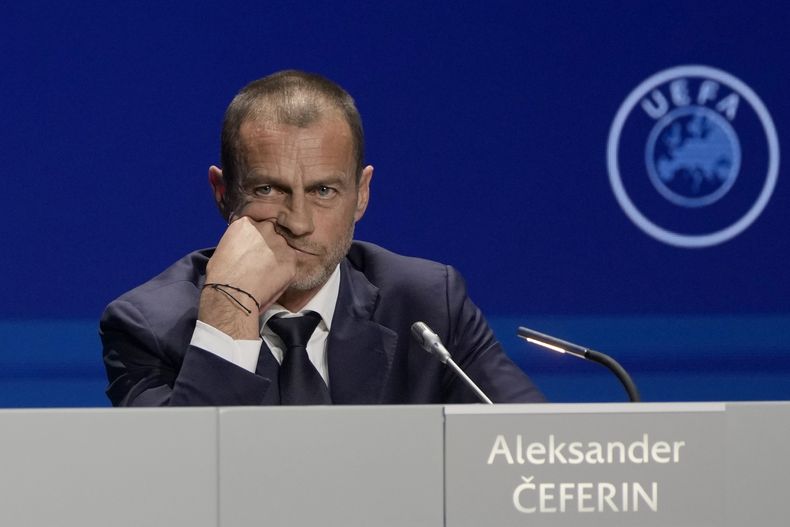 El presidente de la UEFA Aleksander Ceferin escucha una pregunta en una conferencia de prensa, el 5 de abril de 2023 (AP Foto/Armando Franca)
