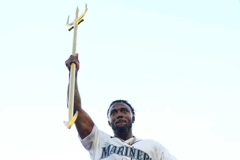 El cubano-mexicano Randy Arozarena, de los Marineros de Seattle, festeja con un tridente tras el encuentro del sábado 22 de agosto de 2026 ante los Cachorros de Chicago (AP Foto/Lindsey Wasson)