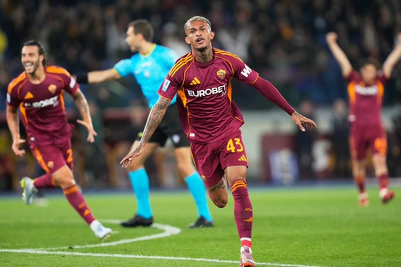 Wesley de la Roma celebra tras anotar el segundo gol de su equipo ante la Fiorentina en encuentro de la Serie A el lunes 4 de mayo del 2026. (AP Foto/Gregorio Borgia)