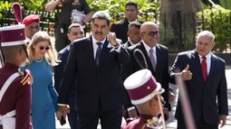 El presidente venezolano, Nicolás Maduro, hace gestos a sus seguidores mientras camina de la mano de su esposa Cilia Flores a su llegada a la Asamblea Nacional para su ceremonia de juramento para un tercer mandato en Caracas, Venezuela, el viernes 10 de enero de 2025. (AP Foto/Matías Delacroix)