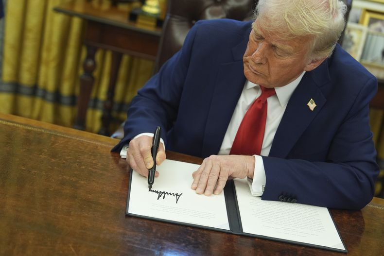 El presidente de EEUU, Donald Trump, firma una orden ejecutiva en la Casa Blanca el lunes 3 de febrero de 2025. (AP Foto/Evan Vucci)