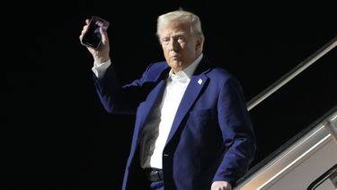 El presidente Donald Trump llega en el Air Force One al Aeropuerto Internacional Harry Reid en Las Vegas, el viernes 24 de enero de 2025. (AP Foto/Mark Schiefelbein)