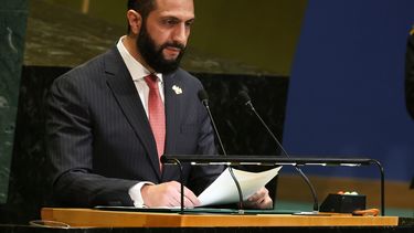 El presidente de Siria, Ahmad Al-Sharaa, habla durante la 80ª sesión de la Asamblea General de las Naciones Unidas, el miércoles 24 de septiembre de 2025, en la sede de la ONU. (AP Foto/Heather Khalifa)