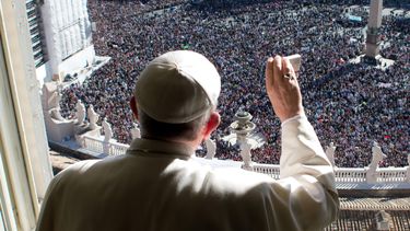 americateve | Foto del diario vaticano LOsservatore Romano, tomada el domingo 17 de noviembre de 2013,que muestra al papa Francisco hablando a la multiutud que acude a su mensaje dominical en la plaza de San Pedro. (Foto de AP/LOsservatore Romano, ho)