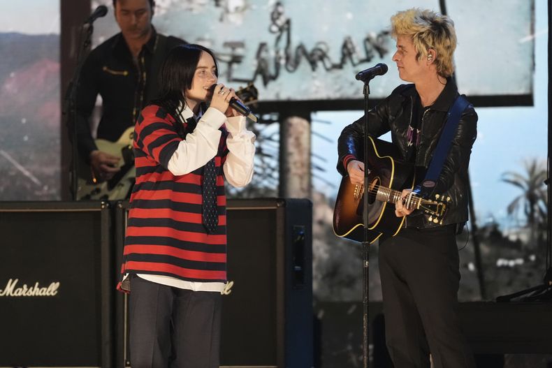 Billie Eilish, izquierda, actúa con Billie Joe Armstrong de Green Day durante el concierto benéfico FireAid el jueves 30 de enero de 2025 en The Forum en Inglewood, California. (Foto AP/Chris Pizzello)