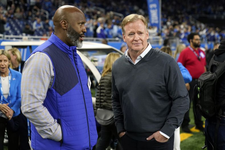El gerente general de los Lions de Detoit Brad Holmes y el comisionado de la NFL Roger Goodell antes del encuentro de la NFL del domingo 19 de noviembre del 2023. (AP Foto/Paul Sancya)