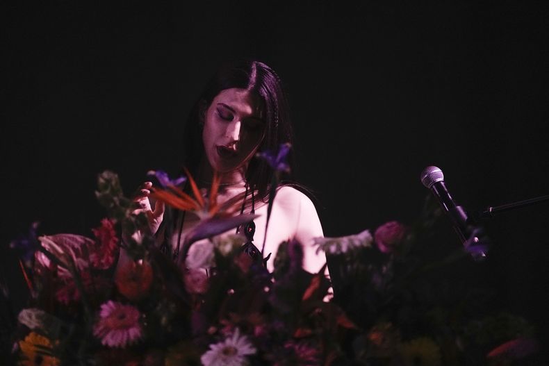 La artista venezolana Arca durante su concierto en el festival AXE Ceremonia en el Parque Bicentenario en la Ciudad de México el domingo 24 de marzo de 2024. (Foto AP/ Marco Ugarte)