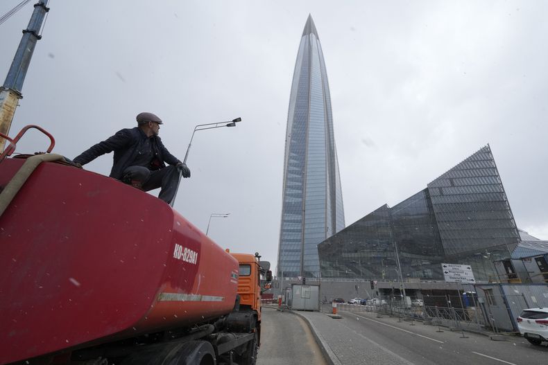 En esta imagen de archivo, un trabajador, sentado sobre un camión cisterna de agua cerca del Lakhta Centre, donde está la sede de la empresa estatal rusa Gazprom, en San Petersburgo, Rusia, el 27 de abril de 2022. (AP Foto/Dmitri Lovetsky, archivo)