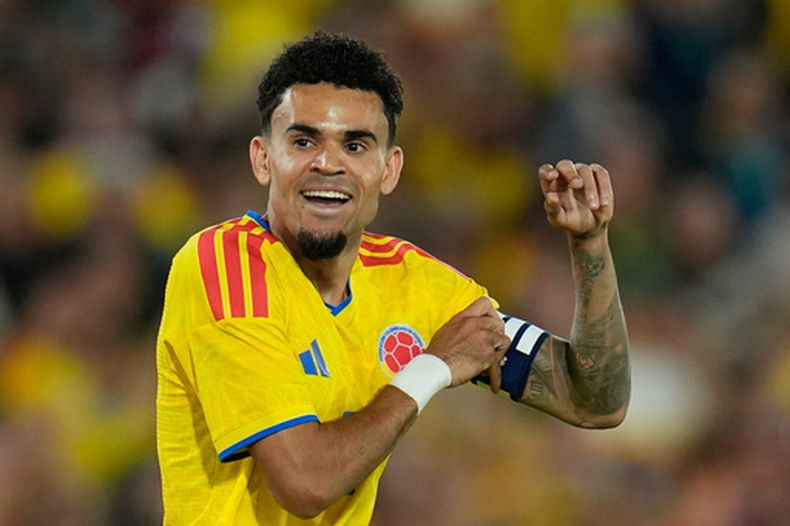 El delantero colombiano Luis Díaz luego de anotar un gol en el partido amistoso contra Costa Rica, el lunes 1 de junio de 2026, en Bogotá. (AP Foto/Fernando Vergara)
