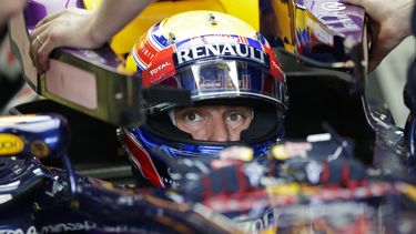 americateve | El piloto de Red Bull, Mark Webber, aparece sentado dentro de su b&oacute;lido en una pr&aacute;ctica del GP de Brasil el viernes, 22 de noviembre de 2013, en Sao Paulo. (AP Photo/Felipe Dana)