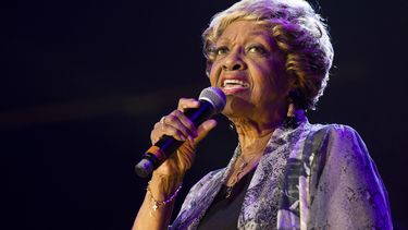ARCHIVO - Cissy Houston actúa durante el McDonalds Gospelfest 2013 el 11 de mayo de 2013 en Newark, Nueva Jersey. Houston, la madre de Whitney Houston y ganadora de dos Grammy que actuó junto a músicos como Elvis Presley y Aretha Franklin, murió el lunes 7 de octubre de 2024, en su casa de Nueva Jersey. Tenía 91 años. (Foto Charles Sykes/Invision/AP, archivo)