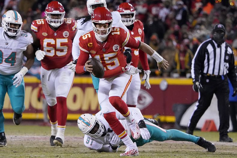 Patrick Mahomes (15), quarterback de los Chiefs de Kansas City, corre después de dejar tendido a Emmanuel Ogbah (91), de los Dolphins de Miami, durante la primera mitad del juego de comodines de la NFL, el sábado 13 de enero de 2024, en Kansas City, Missouri. (AP Foto/Ed Zurga)