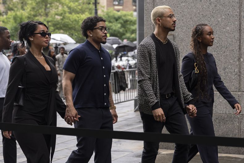 Chance Combs, a la derecha, Quincy Brown, segundo a la derecha, y Justin Dior, segundo a la izquierda, hija e hijo de Sean Diddy Combs, llegan a la corte el miércoles 2 de julio de 2025, en Nueva York. (Foto AP/Yuki Iwamura)
